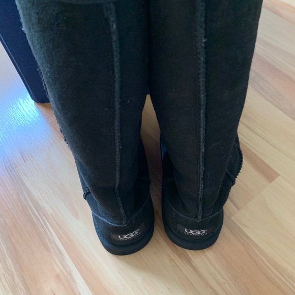 Ugg’s Classic Tall - Picture 2 of 5